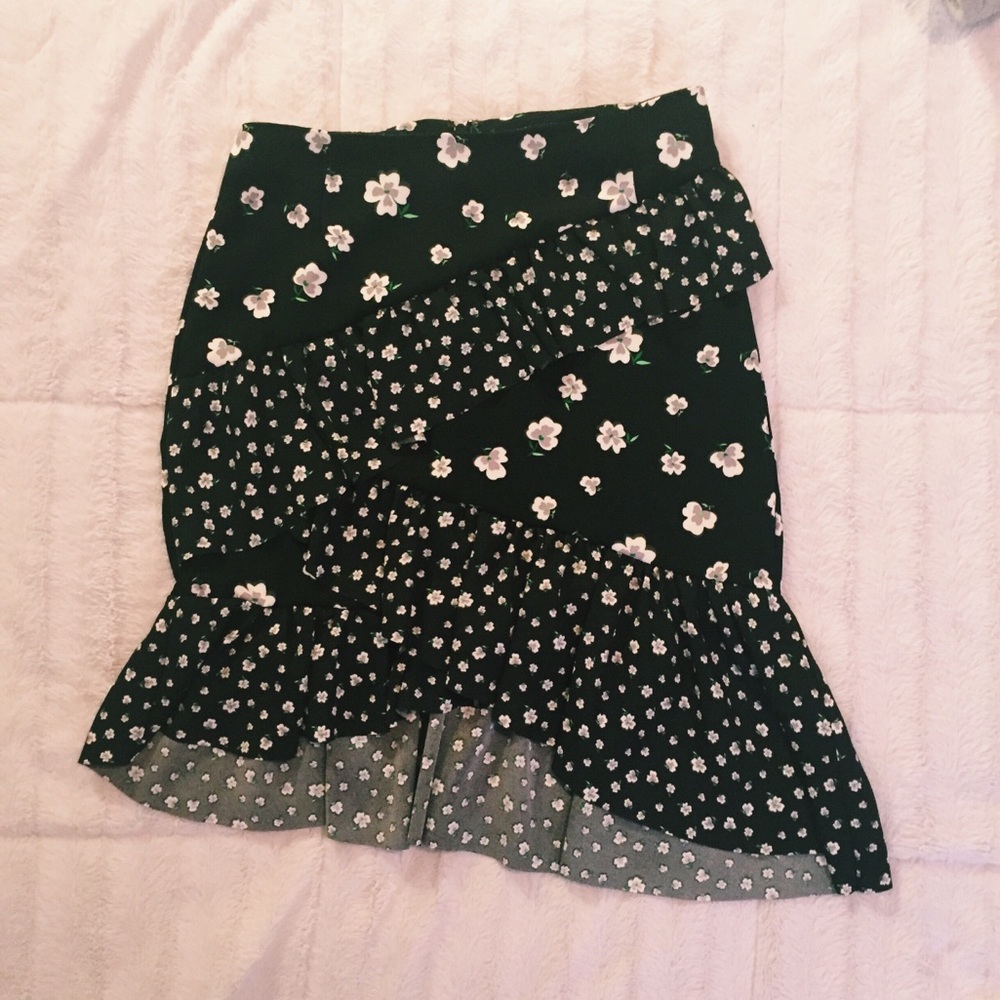 ✨Floral Ruffled Mini Skirt✨